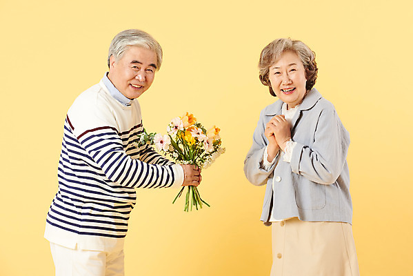 포토 JPG 스튜디오촬영 부부 여자 기념일 할아버지 노년 남자 꽃 할머니 꽃다발 가족 실내 선물 서기 미소 이벤트 상반신 두명 옆모습 캐주얼 실버라이프 노부부 화목 다정 한국인 60대 즐거움 주기 노란배경 노인만 오팔세대 뉴식스티 액티브시니어 국내포토 식물 라이프스타일 커플 옷 감정 뷰포인트 백그라운드 컨셉 관계 모션 표정 사람 동양인 성인 내부 경제 노란색 신조어 세대 성인만 파일형식