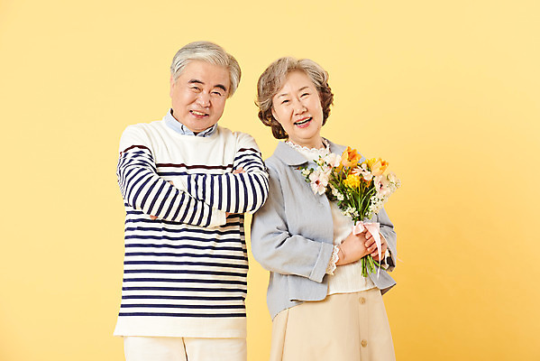포토 JPG 스튜디오촬영 부부 여자 기념일 할아버지 노년 남자 꽃 할머니 꽃다발 가족 실내 선물 서기 이벤트 상반신 두명 앞모습 캐주얼 실버라이프 노부부 화목 다정 한국인 60대 즐거움 노란배경 노인만 오팔세대 뉴식스티 액티브시니어 국내포토 식물 라이프스타일 커플 옷 감정 뷰포인트 백그라운드 컨셉 관계 모션 사람 동양인 성인 내부 경제 노란색 신조어 세대 성인만 파일형식
