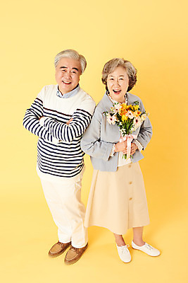 포토 JPG 스튜디오촬영 전신 부부 여자 기념일 할아버지 노년 남자 꽃 할머니 꽃다발 가족 실내 선물 서기 미소 들기 이벤트 두명 옆모습 캐주얼 실버라이프 하이앵글 팔짱 노부부 화목 다정 한국인 60대 즐거움 노란배경 노인만 오팔세대 뉴식스티 액티브시니어 국내포토 식물 라이프스타일 커플 옷 감정 뷰포인트 백그라운드 컨셉 관계 모션 표정 사람 동양인 성인 내부 경제 노란색 신조어 세대 성인만 파일형식