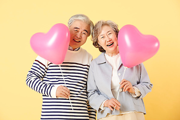 포토 JPG 스튜디오촬영 부부 여자 할아버지 노년 남자 할머니 가족 실내 선물 사랑 서기 미소 들기 이벤트 상반신 두명 앞모습 캐주얼 실버라이프 노부부 화목 다정 한국인 60대 즐거움 하트풍선 풍선 노란배경 노인만 오팔세대 뉴식스티 액티브시니어 국내포토 라이프스타일 커플 옷 감정 뷰포인트 백그라운드 컨셉 관계 모션 표정 사람 동양인 성인 내부 경제 노란색 하트 신조어 세대 성인만 파일형식