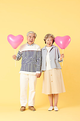 포토 JPG 스튜디오촬영 전신 부부 여자 할아버지 노년 남자 할머니 가족 실내 선물 사랑 서기 미소 들기 이벤트 두명 앞모습 캐주얼 실버라이프 손잡기 노부부 화목 다정 한국인 60대 즐거움 하트풍선 풍선 노란배경 노인만 오팔세대 뉴식스티 액티브시니어 국내포토 라이프스타일 커플 옷 감정 뷰포인트 백그라운드 컨셉 관계 모션 표정 사람 동양인 성인 내부 경제 노란색 하트 신조어 세대 성인만 파일형식