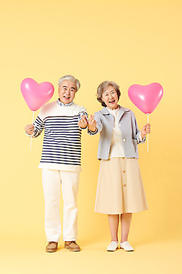 포토 JPG 스튜디오촬영 전신 부부 여자 할아버지 노년 남자 할머니 가족 실내 선물 사랑 서기 미소 들기 이벤트 두명 앞모습 캐주얼 실버라이프 노부부 화목 다정 한국인 60대 즐거움 하트풍선 풍선 손하트 노란배경 노인만 오팔세대 뉴식스티 액티브시니어 국내포토 라이프스타일 커플 옷 감정 뷰포인트 백그라운드 컨셉 관계 모션 표정 사람 동양인 손짓 성인 내부 경제 노란색 하트 신조어 세대 성인만 파일형식