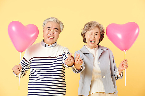 포토 JPG 스튜디오촬영 부부 여자 할아버지 노년 남자 할머니 가족 실내 선물 사랑 서기 미소 들기 이벤트 상반신 두명 앞모습 캐주얼 실버라이프 노부부 화목 다정 한국인 60대 즐거움 하트풍선 풍선 노란배경 노인만 오팔세대 뉴식스티 액티브시니어 국내포토 라이프스타일 커플 옷 감정 뷰포인트 백그라운드 컨셉 관계 모션 표정 사람 동양인 성인 내부 경제 노란색 하트 신조어 세대 성인만 파일형식