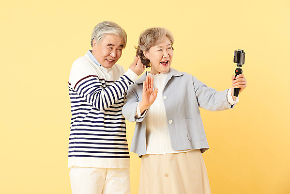 포토 JPG 스튜디오촬영 부부 여자 할아버지 노년 남자 할머니 가족 실내 서기 이벤트 상반신 두명 옆모습 캐주얼 실버라이프 스마트폰 노부부 사진촬영 화목 다정 한국인 60대 셀프카메라 즐거움 손인사 손하트 노란배경 영상통화 노인만 크리에이터 1인미디어 오팔세대 뉴식스티 액티브시니어 국내포토 직업 라이프스타일 커플 옷 감정 뷰포인트 백그라운드 컨셉 관계 모션 사람 동양인 손짓 성인 내부 경제 핸드폰 스마트기기 노란색 촬영 인사 방송 통화 신조어 세대 성인만 파일형식
