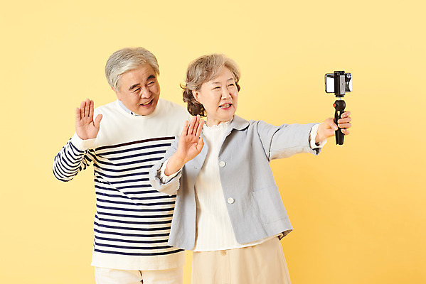 포토 JPG 스튜디오촬영 부부 여자 할아버지 노년 남자 할머니 가족 실내 서기 미소 이벤트 상반신 두명 옆모습 캐주얼 실버라이프 스마트폰 노부부 사진촬영 화목 다정 한국인 60대 셀프카메라 즐거움 손인사 노란배경 영상통화 노인만 크리에이터 1인미디어 오팔세대 뉴식스티 액티브시니어 국내포토 직업 라이프스타일 커플 옷 감정 뷰포인트 백그라운드 컨셉 관계 모션 표정 사람 동양인 성인 내부 경제 핸드폰 스마트기기 노란색 촬영 인사 방송 통화 신조어 세대 성인만 파일형식