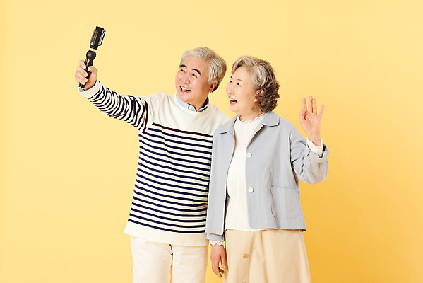 포토 JPG 스튜디오촬영 부부 여자 할아버지 노년 남자 할머니 가족 실내 서기 이벤트 상반신 두명 옆모습 캐주얼 실버라이프 스마트폰 노부부 사진촬영 화목 다정 한국인 60대 셀프카메라 즐거움 손인사 노란배경 영상통화 노인만 크리에이터 1인미디어 오팔세대 뉴식스티 액티브시니어 국내포토 직업 라이프스타일 커플 옷 감정 뷰포인트 백그라운드 컨셉 관계 모션 사람 동양인 성인 내부 경제 핸드폰 스마트기기 노란색 촬영 인사 방송 통화 신조어 세대 성인만 파일형식