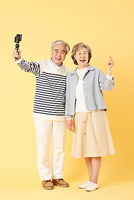 포토 JPG 스튜디오촬영 전신 부부 여자 할아버지 노년 남자 할머니 가족 실내 서기 들기 이벤트 두명 앞모습 캐주얼 실버라이프 스마트폰 노부부 촬영 화목 다정 한국인 60대 셀프카메라 즐거움 노란배경 영상통화 노인만 크리에이터 1인미디어 오팔세대 뉴식스티 액티브시니어 국내포토 직업 라이프스타일 커플 옷 감정 뷰포인트 백그라운드 컨셉 관계 모션 사람 동양인 성인 내부 경제 핸드폰 스마트기기 노란색 사진촬영 방송 통화 신조어 세대 성인만 파일형식
