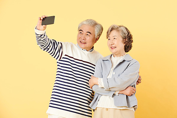 포토 JPG 스튜디오촬영 부부 여자 할아버지 노년 남자 할머니 가족 실내 서기 미소 이벤트 상반신 두명 옆모습 캐주얼 실버라이프 스마트폰 노부부 사진촬영 화목 다정 한국인 60대 셀프카메라 즐거움 손인사 노란배경 노인만 크리에이터 1인미디어 오팔세대 뉴식스티 액티브시니어 국내포토 직업 라이프스타일 커플 옷 감정 뷰포인트 백그라운드 컨셉 관계 모션 표정 사람 동양인 성인 내부 경제 핸드폰 스마트기기 노란색 촬영 인사 방송 신조어 세대 성인만 파일형식