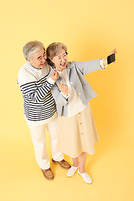 포토 JPG 스튜디오촬영 전신 부부 여자 할아버지 노년 남자 할머니 가족 실내 서기 웃음 들기 이벤트 두명 옆모습 캐주얼 실버라이프 스마트폰 하이앵글 노부부 촬영 화목 다정 한국인 60대 셀프카메라 즐거움 손하트 노란배경 노인만 크리에이터 1인미디어 오팔세대 뉴식스티 액티브시니어 국내포토 직업 라이프스타일 커플 옷 감정 뷰포인트 백그라운드 컨셉 관계 모션 표정 사람 동양인 손짓 성인 내부 경제 핸드폰 스마트기기 노란색 사진촬영 방송 신조어 세대 성인만 파일형식