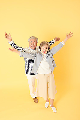 포토 JPG 스튜디오촬영 전신 부부 여자 할아버지 노년 남자 할머니 가족 실내 서기 미소 이벤트 두명 앞모습 캐주얼 실버라이프 하이앵글 손들기 노부부 화목 다정 한국인 60대 즐거움 노란배경 노인만 오팔세대 뉴식스티 액티브시니어 국내포토 라이프스타일 커플 옷 감정 뷰포인트 백그라운드 컨셉 관계 모션 표정 사람 동양인 성인 내부 경제 노란색 신조어 세대 성인만 파일형식