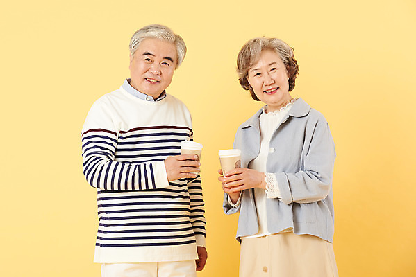 포토 JPG 스튜디오촬영 부부 여자 할아버지 노년 남자 할머니 커피 음료 가족 실내 서기 미소 들기 이벤트 상반신 두명 앞모습 캐주얼 실버라이프 노부부 화목 다정 한국인 60대 즐거움 노란배경 노인만 오팔세대 뉴식스티 액티브시니어 국내포토 라이프스타일 커플 옷 감정 뷰포인트 백그라운드 컨셉 관계 모션 표정 사람 동양인 성인 내부 경제 노란색 신조어 세대 성인만 파일형식
