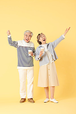 포토 JPG 스튜디오촬영 전신 부부 여자 할아버지 노년 남자 할머니 커피 음료 가족 실내 서기 웃음 들기 이벤트 두명 앞모습 캐주얼 실버라이프 선글라스 손들기 노부부 화목 다정 한국인 60대 즐거움 노란배경 노인만 오팔세대 뉴식스티 액티브시니어 국내포토 라이프스타일 커플 옷 감정 안경 뷰포인트 백그라운드 컨셉 관계 모션 표정 사람 동양인 성인 내부 경제 노란색 신조어 세대 성인만 파일형식