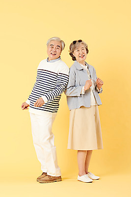 포토 JPG 스튜디오촬영 전신 부부 여자 할아버지 노년 남자 할머니 가족 실내 서기 미소 웃음 이벤트 두명 옆모습 캐주얼 실버라이프 선글라스 노부부 화목 다정 한국인 춤 60대 즐거움 노란배경 노인만 오팔세대 뉴식스티 액티브시니어 국내포토 라이프스타일 커플 옷 감정 안경 뷰포인트 백그라운드 컨셉 관계 모션 문화예술 표정 사람 동양인 성인 내부 경제 노란색 신조어 세대 성인만 파일형식