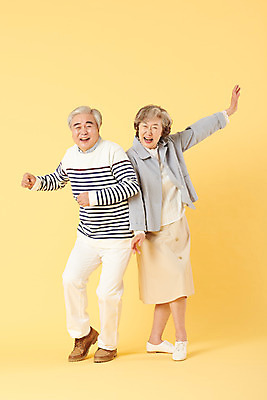 포토 JPG 스튜디오촬영 전신 부부 여자 할아버지 노년 남자 할머니 장난 가족 실내 서기 웃음 이벤트 두명 앞모습 캐주얼 실버라이프 선글라스 노부부 화목 다정 한국인 춤 60대 즐거움 노란배경 노인만 오팔세대 뉴식스티 액티브시니어 국내포토 라이프스타일 커플 옷 감정 안경 뷰포인트 백그라운드 컨셉 관계 모션 문화예술 표정 사람 동양인 성인 내부 경제 노란색 신조어 세대 성인만 파일형식