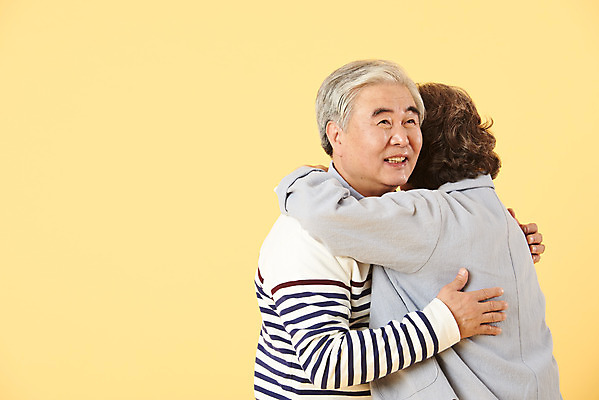 포토 JPG 스튜디오촬영 부부 여자 할아버지 노년 남자 할머니 가족 포옹 실내 서기 이벤트 상반신 두명 옆모습 뒷모습 캐주얼 실버라이프 노부부 화목 다정 한국인 60대 즐거움 노란배경 노인만 오팔세대 뉴식스티 액티브시니어 국내포토 라이프스타일 커플 옷 감정 뷰포인트 백그라운드 컨셉 관계 안기 모션 사람 동양인 성인 내부 경제 노란색 신조어 세대 성인만 파일형식