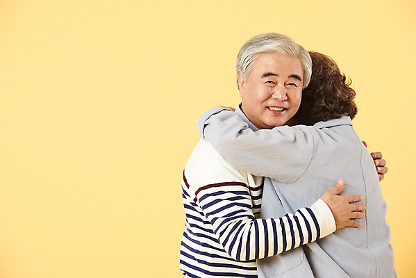 포토 JPG 스튜디오촬영 부부 여자 할아버지 노년 남자 할머니 가족 포옹 실내 서기 미소 이벤트 상반신 두명 옆모습 뒷모습 캐주얼 실버라이프 노부부 화목 다정 한국인 60대 즐거움 노란배경 노인만 오팔세대 뉴식스티 액티브시니어 국내포토 라이프스타일 커플 옷 감정 뷰포인트 백그라운드 컨셉 관계 안기 모션 표정 사람 동양인 성인 내부 경제 노란색 신조어 세대 성인만 파일형식