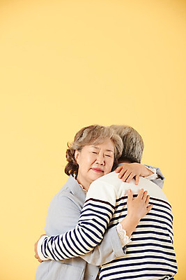 포토 JPG 스튜디오촬영 부부 여자 할아버지 노년 남자 할머니 가족 포옹 실내 서기 미소 이벤트 상반신 두명 옆모습 뒷모습 캐주얼 실버라이프 노부부 화목 다정 한국인 60대 즐거움 노란배경 노인만 오팔세대 뉴식스티 액티브시니어 국내포토 라이프스타일 커플 옷 감정 뷰포인트 백그라운드 컨셉 관계 안기 모션 표정 사람 동양인 성인 내부 경제 노란색 신조어 세대 성인만 파일형식