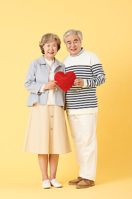 포토 JPG 스튜디오촬영 전신 부부 여자 할아버지 노년 남자 할머니 가족 실내 사랑 서기 미소 들기 이벤트 두명 앞모습 캐주얼 실버라이프 노부부 화목 다정 한국인 하트 60대 즐거움 노란배경 노인만 오팔세대 뉴식스티 액티브시니어 국내포토 모양 라이프스타일 커플 옷 감정 뷰포인트 백그라운드 컨셉 관계 모션 표정 사람 동양인 성인 내부 경제 노란색 신조어 세대 성인만 파일형식