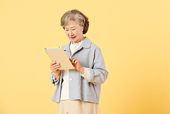 포토 JPG 스튜디오촬영 여자 노년 할머니 이어폰 실내 한명 서기 미소 들기 이벤트 상반신 앞모습 캐주얼 실버라이프 태블릿 터치 한국인 60대 즐거움 노란배경 무선이어폰 노인여자한명만 오팔세대 뉴식스티 액티브시니어 국내포토 1 라이프스타일 옷 감정 뷰포인트 음향기기 백그라운드 모션 표정 사람 동양인 성인 내부 경제 전자제품 스마트기기 노란색 신조어 세대 여자한명만 노인여자만 파일형식
