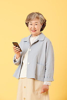 포토 JPG 스튜디오촬영 여자 노년 할머니 음악 이어폰 실내 한명 서기 미소 들기 이벤트 상반신 앞모습 캐주얼 실버라이프 스마트폰 한국인 60대 즐거움 노란배경 무선이어폰 노인여자한명만 오팔세대 뉴식스티 액티브시니어 국내포토 1 라이프스타일 옷 감정 뷰포인트 음향기기 백그라운드 모션 문화예술 표정 사람 동양인 성인 내부 경제 핸드폰 스마트기기 노란색 신조어 세대 여자한명만 노인여자만 파일형식