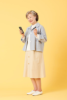 포토 JPG 스튜디오촬영 전신 여자 노년 할머니 음악 이어폰 실내 한명 서기 들기 이벤트 옆모습 캐주얼 실버라이프 스마트폰 한국인 60대 즐거움 노란배경 무선이어폰 노인여자한명만 오팔세대 뉴식스티 액티브시니어 국내포토 1 라이프스타일 옷 감정 뷰포인트 음향기기 백그라운드 모션 문화예술 사람 동양인 성인 내부 경제 핸드폰 스마트기기 노란색 신조어 세대 여자한명만 노인여자만 파일형식