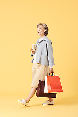 포토 JPG 스튜디오촬영 전신 여자 노년 할머니 커피 음료 실내 선물 한명 들기 이벤트 옆모습 캐주얼 실버라이프 쇼핑 쇼핑백 세일 걷기 한국인 60대 즐거움 노란배경 노인여자한명만 오팔세대 뉴식스티 액티브시니어 국내포토 1 라이프스타일 옷 감정 뷰포인트 백그라운드 가방 모션 사람 동양인 성인 내부 경제 노란색 신조어 세대 여자한명만 노인여자만 파일형식
