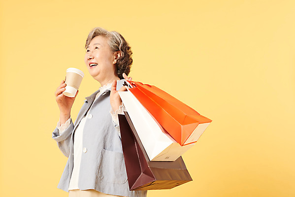 포토 JPG 스튜디오촬영 여자 노년 할머니 커피 음료 로우앵글 실내 선물 한명 서기 들기 이벤트 상반신 옆모습 캐주얼 실버라이프 쇼핑 쇼핑백 세일 한국인 60대 즐거움 노란배경 노인여자한명만 오팔세대 뉴식스티 액티브시니어 국내포토 1 라이프스타일 옷 감정 뷰포인트 백그라운드 가방 모션 사람 동양인 성인 내부 경제 노란색 신조어 세대 여자한명만 노인여자만 파일형식