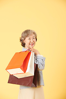 포토 JPG 스튜디오촬영 여자 노년 할머니 실내 선물 한명 서기 미소 들기 이벤트 상반신 뒷모습 캐주얼 실버라이프 쇼핑 쇼핑백 세일 한국인 뒤돌아보기 60대 즐거움 노란배경 노인여자한명만 오팔세대 뉴식스티 액티브시니어 국내포토 1 라이프스타일 옷 감정 뷰포인트 백그라운드 가방 모션 표정 사람 동양인 성인 내부 경제 노란색 신조어 세대 여자한명만 노인여자만 파일형식