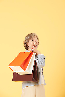 포토 JPG 스튜디오촬영 여자 노년 할머니 실내 선물 한명 서기 미소 들기 이벤트 상반신 뒷모습 캐주얼 실버라이프 쇼핑 쇼핑백 세일 한국인 뒤돌아보기 60대 즐거움 노란배경 노인여자한명만 오팔세대 뉴식스티 액티브시니어 국내포토 1 라이프스타일 옷 감정 뷰포인트 백그라운드 가방 모션 표정 사람 동양인 성인 내부 경제 노란색 신조어 세대 여자한명만 노인여자만 파일형식