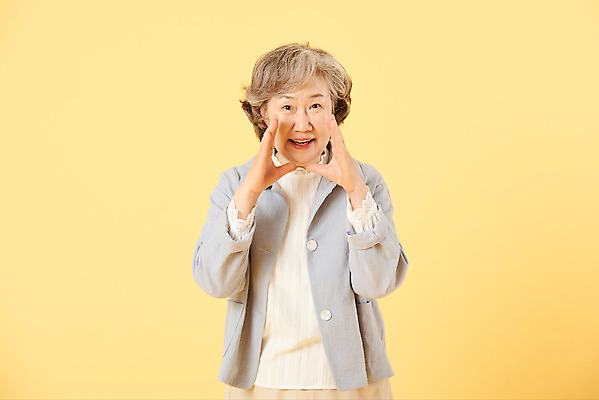 포토 JPG 스튜디오촬영 여자 노년 할머니 실내 한명 서기 손짓 이벤트 상반신 앞모습 캐주얼 실버라이프 외침 한국인 60대 즐거움 노란배경 노인여자한명만 오팔세대 뉴식스티 액티브시니어 국내포토 1 라이프스타일 옷 감정 뷰포인트 백그라운드 모션 사람 동양인 성인 내부 경제 노란색 소리 신조어 세대 여자한명만 노인여자만 파일형식