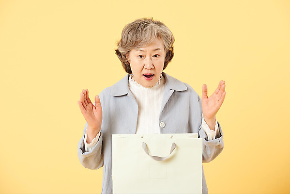 포토 JPG 스튜디오촬영 여자 노년 할머니 실내 선물 한명 서기 이벤트 상반신 앞모습 캐주얼 실버라이프 쇼핑 쇼핑백 세일 놀람 한국인 60대 즐거움 노란배경 노인여자한명만 오팔세대 뉴식스티 액티브시니어 국내포토 1 라이프스타일 옷 감정 뷰포인트 백그라운드 가방 모션 표정 사람 동양인 성인 내부 경제 노란색 신조어 세대 여자한명만 노인여자만 파일형식