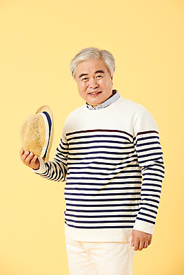 포토 JPG 스튜디오촬영 모자 할아버지 노년 남자 실내 한명 서기 들기 이벤트 상반신 앞모습 캐주얼 실버라이프 한국인 60대 즐거움 노란배경 노인만 노인남자한명만 오팔세대 뉴식스티 액티브시니어 국내포토 1 라이프스타일 잡화 옷 감정 뷰포인트 백그라운드 모션 사람 동양인 성인 내부 경제 노란색 신조어 세대 남자한명만 성인만 노인남자만 파일형식