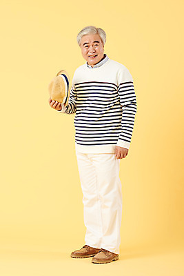 포토 JPG 스튜디오촬영 전신 모자 할아버지 노년 남자 실내 한명 서기 미소 이벤트 옆모습 캐주얼 실버라이프 한국인 60대 즐거움 노란배경 노인만 노인남자한명만 오팔세대 뉴식스티 액티브시니어 국내포토 1 라이프스타일 잡화 옷 감정 뷰포인트 백그라운드 모션 표정 사람 동양인 성인 내부 경제 노란색 신조어 세대 남자한명만 성인만 노인남자만 파일형식