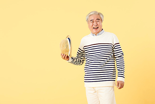 포토 JPG 스튜디오촬영 모자 할아버지 노년 남자 실내 한명 서기 들기 이벤트 상반신 앞모습 캐주얼 실버라이프 한국인 60대 즐거움 노란배경 노인만 노인남자한명만 오팔세대 뉴식스티 액티브시니어 국내포토 1 라이프스타일 잡화 옷 감정 뷰포인트 백그라운드 모션 사람 동양인 성인 내부 경제 노란색 신조어 세대 남자한명만 성인만 노인남자만 파일형식