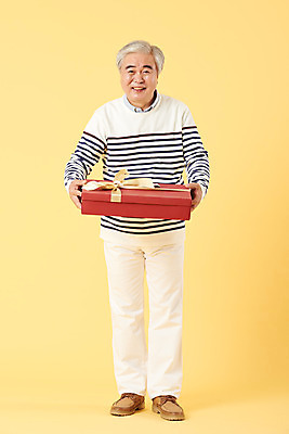 포토 JPG 스튜디오촬영 전신 기념일 할아버지 노년 남자 실내 선물 한명 서기 미소 들기 이벤트 앞모습 캐주얼 선물상자 실버라이프 한국인 60대 즐거움 주기 노란배경 노인만 노인남자한명만 오팔세대 뉴식스티 액티브시니어 국내포토 1 라이프스타일 옷 감정 뷰포인트 백그라운드 모션 표정 사람 동양인 성인 내부 경제 상자 노란색 신조어 세대 남자한명만 성인만 노인남자만 파일형식