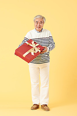 포토 JPG 스튜디오촬영 전신 기념일 할아버지 노년 남자 실내 선물 한명 서기 미소 들기 이벤트 앞모습 캐주얼 선물상자 실버라이프 한국인 60대 즐거움 주기 노란배경 노인만 노인남자한명만 오팔세대 뉴식스티 액티브시니어 국내포토 1 라이프스타일 옷 감정 뷰포인트 백그라운드 모션 표정 사람 동양인 성인 내부 경제 상자 노란색 신조어 세대 남자한명만 성인만 노인남자만 파일형식