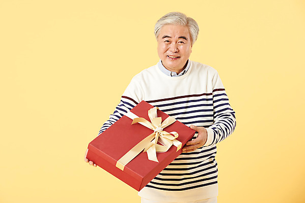 포토 JPG 스튜디오촬영 기념일 할아버지 노년 남자 실내 선물 한명 서기 이벤트 상반신 앞모습 캐주얼 선물상자 실버라이프 한국인 60대 즐거움 주기 노란배경 노인만 노인남자한명만 오팔세대 뉴식스티 액티브시니어 국내포토 1 라이프스타일 옷 감정 뷰포인트 백그라운드 모션 사람 동양인 성인 내부 경제 상자 노란색 신조어 세대 남자한명만 성인만 노인남자만 파일형식