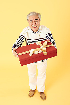 포토 JPG 스튜디오촬영 전신 기념일 할아버지 노년 남자 실내 선물 한명 서기 미소 들기 이벤트 앞모습 캐주얼 선물상자 실버라이프 하이앵글 한국인 60대 즐거움 주기 노란배경 노인만 노인남자한명만 오팔세대 뉴식스티 액티브시니어 국내포토 1 라이프스타일 옷 감정 뷰포인트 백그라운드 모션 표정 사람 동양인 성인 내부 경제 상자 노란색 신조어 세대 남자한명만 성인만 노인남자만 파일형식