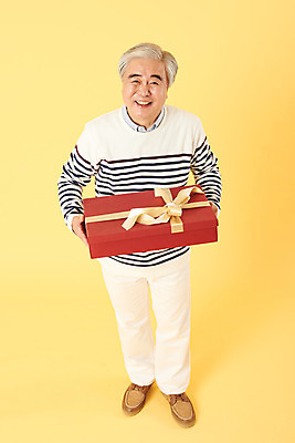 포토 JPG 스튜디오촬영 전신 기념일 할아버지 노년 남자 실내 선물 한명 서기 미소 들기 이벤트 앞모습 캐주얼 선물상자 실버라이프 하이앵글 한국인 60대 즐거움 노란배경 노인만 노인남자한명만 오팔세대 뉴식스티 액티브시니어 국내포토 1 라이프스타일 옷 감정 뷰포인트 백그라운드 모션 표정 사람 동양인 성인 내부 경제 상자 노란색 신조어 세대 남자한명만 성인만 노인남자만 파일형식