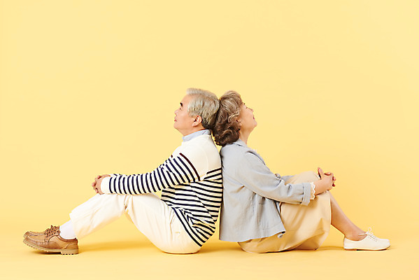 포토 JPG 스튜디오촬영 전신 부부 여자 할아버지 노년 남자 할머니 가족 실내 앉기 이벤트 두명 옆모습 캐주얼 실버라이프 노부부 화목 다정 한국인 등맞대기 60대 즐거움 노란배경 노인만 오팔세대 뉴식스티 액티브시니어 국내포토 라이프스타일 커플 옷 감정 뷰포인트 백그라운드 컨셉 관계 모션 사람 동양인 성인 내부 경제 노란색 신조어 세대 성인만 파일형식
