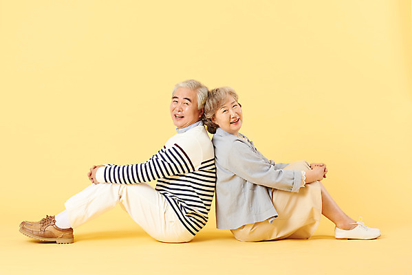 포토 JPG 스튜디오촬영 전신 부부 여자 할아버지 노년 남자 할머니 가족 실내 미소 앉기 이벤트 두명 옆모습 캐주얼 실버라이프 노부부 화목 다정 한국인 등맞대기 60대 즐거움 노란배경 노인만 오팔세대 뉴식스티 액티브시니어 국내포토 라이프스타일 커플 옷 감정 뷰포인트 백그라운드 컨셉 관계 모션 표정 사람 동양인 성인 내부 경제 노란색 신조어 세대 성인만 파일형식