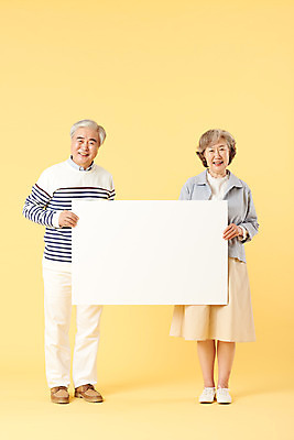 포토 JPG 스튜디오촬영 전신 배너 부부 여자 할아버지 노년 남자 할머니 가족 사각프레임 실내 서기 미소 들기 이벤트 두명 앞모습 캐주얼 실버라이프 노부부 화목 다정 한국인 60대 즐거움 노란배경 노인만 오팔세대 뉴식스티 액티브시니어 국내포토 라이프스타일 커플 옷 감정 뷰포인트 백그라운드 컨셉 관계 모션 프레임 표정 사람 동양인 성인 내부 경제 노란색 사각형 신조어 세대 성인만 파일형식