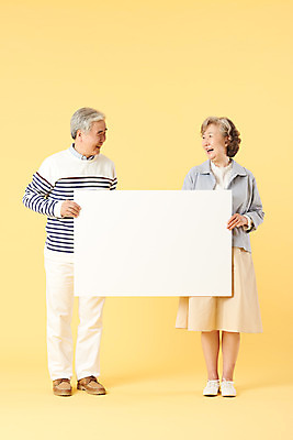 포토 JPG 스튜디오촬영 전신 배너 부부 여자 할아버지 노년 남자 할머니 가족 사각프레임 실내 서기 미소 들기 이벤트 두명 앞모습 캐주얼 실버라이프 마주보기 노부부 화목 다정 한국인 60대 즐거움 노란배경 노인만 오팔세대 뉴식스티 액티브시니어 국내포토 라이프스타일 커플 옷 감정 뷰포인트 백그라운드 컨셉 관계 모션 프레임 표정 사람 동양인 성인 내부 경제 노란색 사각형 신조어 세대 성인만 파일형식