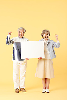 포토 JPG 스튜디오촬영 전신 배너 부부 여자 할아버지 노년 남자 할머니 가족 응원 사각프레임 실내 서기 미소 들기 이벤트 두명 앞모습 캐주얼 실버라이프 노부부 파이팅 화목 다정 한국인 60대 즐거움 노란배경 노인만 오팔세대 뉴식스티 액티브시니어 국내포토 라이프스타일 커플 옷 감정 뷰포인트 백그라운드 컨셉 관계 모션 프레임 표정 사람 동양인 성인 내부 경제 노란색 사각형 신조어 세대 성인만 파일형식