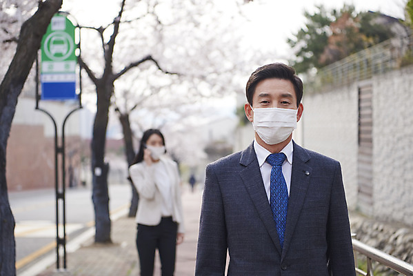 포토 JPG 주간 여자 남자 중년 50대 마스크 상반신 성인 야외 두명 앞모습 아웃포커스 30대 한국인 질병 감기 사회이슈 감염 배려 황사 미세먼지 코로나바이러스 델타변이바이러스 국내포토 자연요소 뷰포인트 컨셉 의학 촬영기법 사람 동양인 장년 바이러스 먼지 파일형식