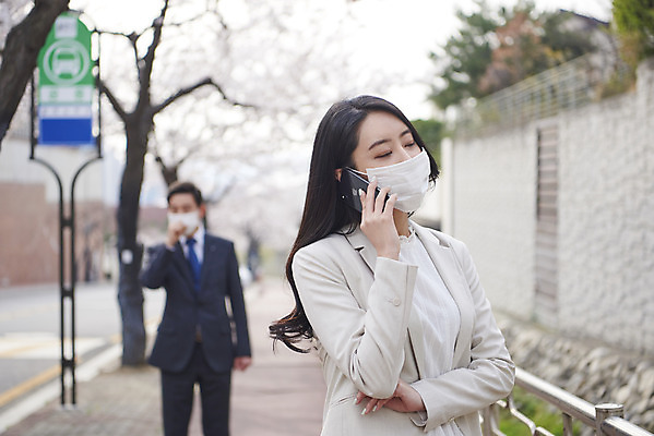 포토 JPG 주간 여자 남자 중년 50대 비즈니스 마스크 상반신 성인 야외 두명 앞모습 아웃포커스 30대 스마트폰 한국인 질병 감기 사회이슈 감염 통화 배려 황사 미세먼지 코로나바이러스 델타변이바이러스 국내포토 자연요소 뷰포인트 컨셉 의학 모션 촬영기법 사람 동양인 장년 핸드폰 스마트기기 바이러스 먼지 파일형식