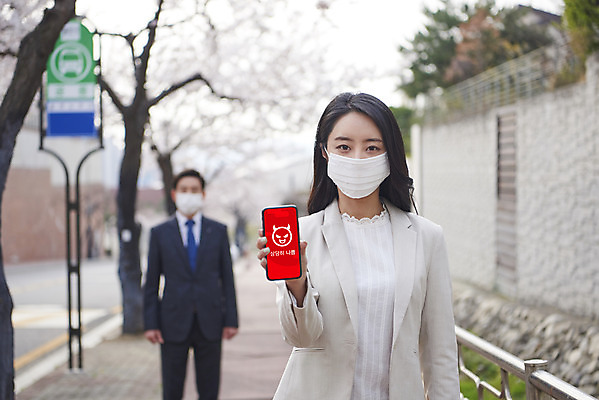 포토 JPG 주간 여자 남자 중년 50대 안내 마스크 상반신 성인 야외 두명 앞모습 아웃포커스 30대 스마트폰 한국인 질병 감기 사회이슈 감염 공기 배려 황사 미세먼지 국내포토 자연요소 뷰포인트 컨셉 의학 촬영기법 사람 동양인 장년 핸드폰 스마트기기 먼지 파일형식