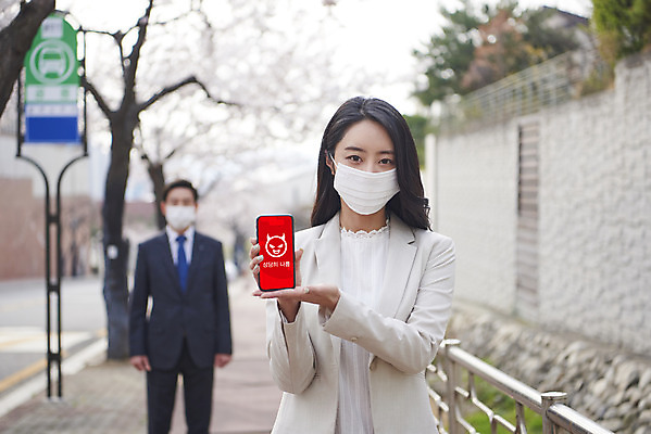 포토 JPG 주간 여자 남자 중년 50대 안내 마스크 상반신 성인 야외 두명 앞모습 아웃포커스 30대 스마트폰 한국인 질병 감기 사회이슈 감염 공기 배려 황사 미세먼지 국내포토 자연요소 뷰포인트 컨셉 의학 촬영기법 사람 동양인 장년 핸드폰 스마트기기 먼지 파일형식