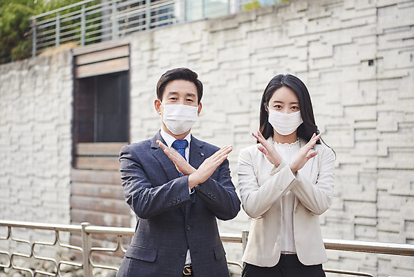 포토 JPG 주간 여자 남자 중년 50대 마스크 손짓 상반신 성인 야외 두명 앞모습 30대 한국인 금지 질병 X 감기 사회이슈 아니오 감염 반대 배려 황사 엄격한 미세먼지 코로나바이러스 델타변이바이러스 국내포토 자연요소 알파벳 뷰포인트 컨셉 의학 모션 사람 동양인 장년 바이러스 먼지 파일형식