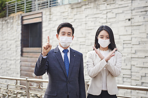 포토 JPG 주간 1 여자 남자 중년 50대 마스크 손짓 상반신 성인 야외 두명 앞모습 30대 한국인 금지 질병 X 감기 사회이슈 아니오 감염 반대 배려 황사 엄격한 미세먼지 코로나바이러스 델타변이바이러스 국내포토 자연요소 알파벳 뷰포인트 컨셉 의학 모션 사람 동양인 장년 바이러스 먼지 파일형식